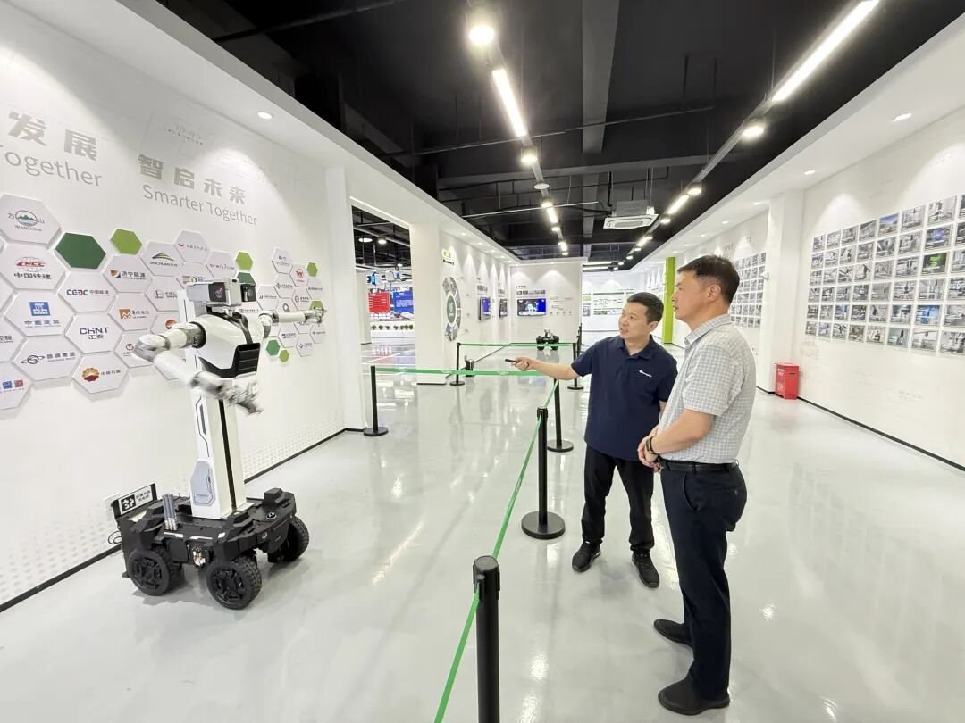 市应急管理局调研AI机器人赋能安全生产工作